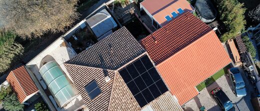 Panneaux photovoltaïques Thuir installés sur une maison individuelle