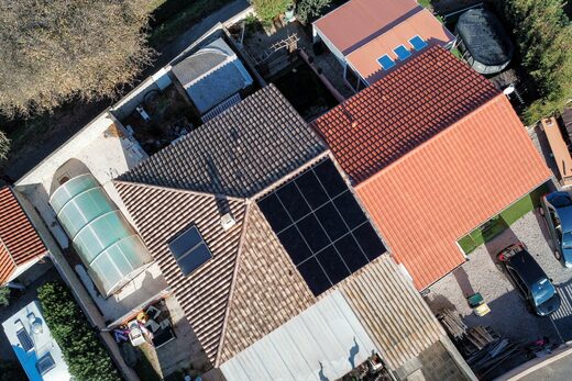 Panneaux photovoltaïques Thuir installés sur une maison individuelle